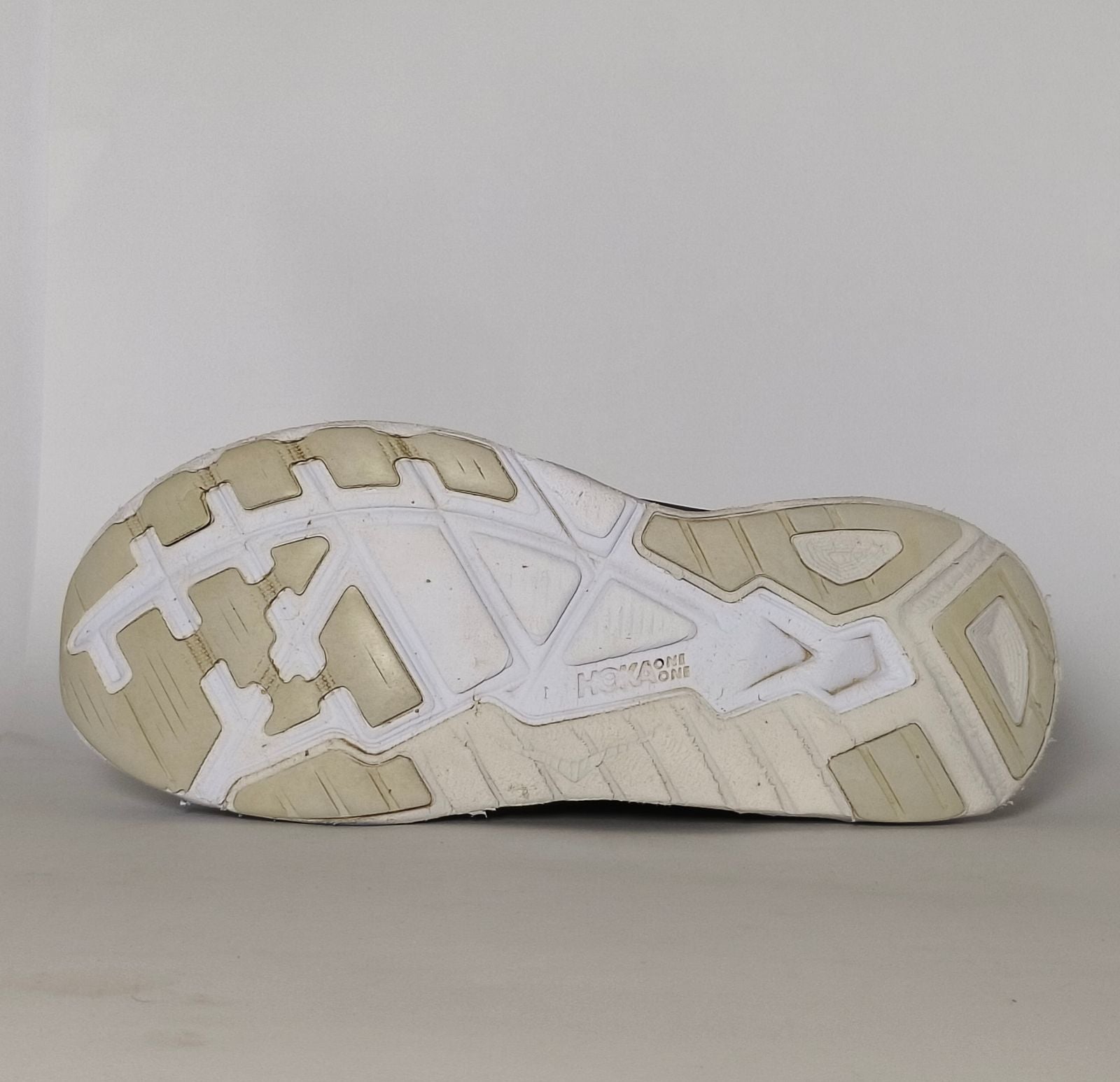 Hoka-One-One-Arahi-4-Black-White-Thrift-Sneakers-Echo-Steps