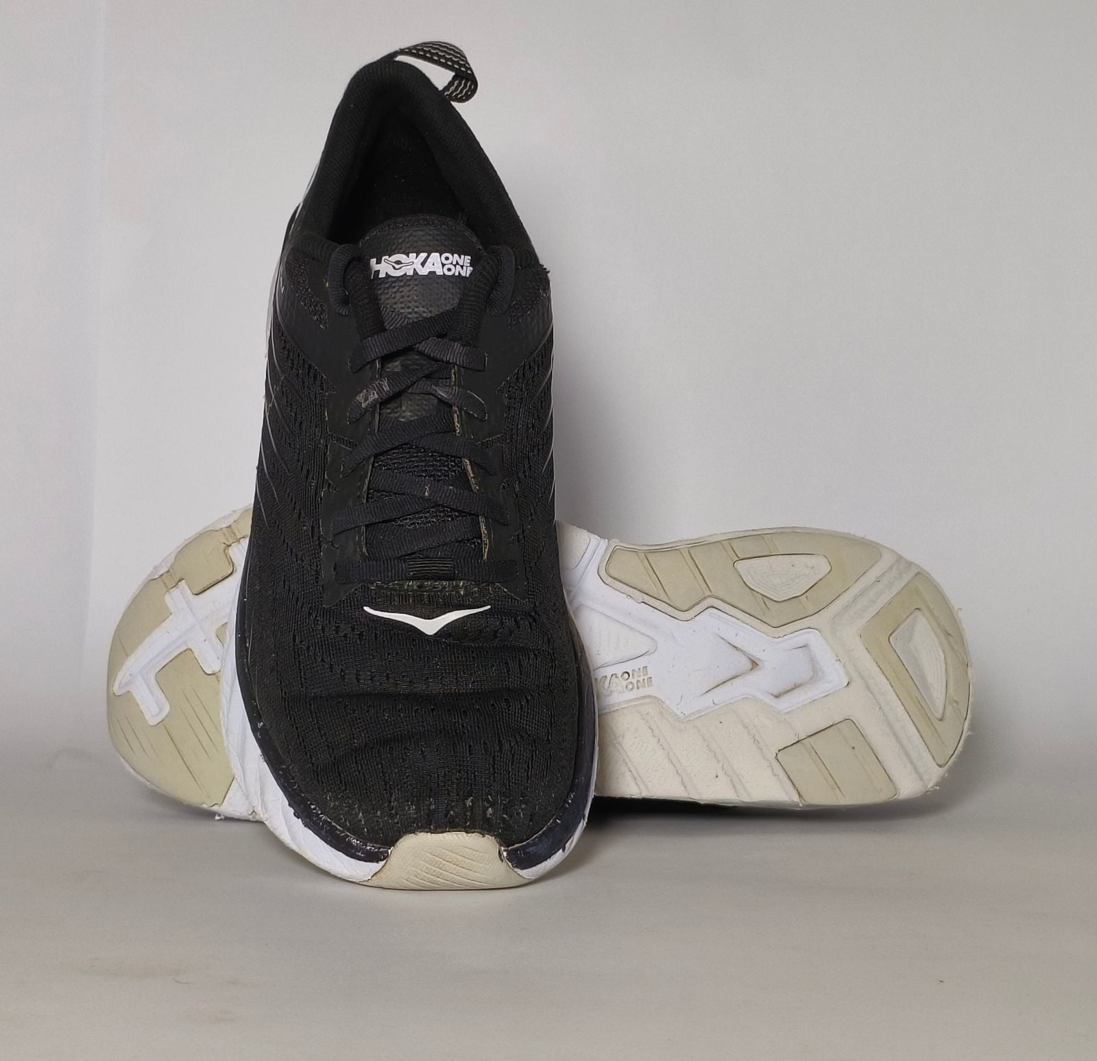 Hoka-One-One-Arahi-4-Black-White-Thrift-Sneakers-Echo-Steps