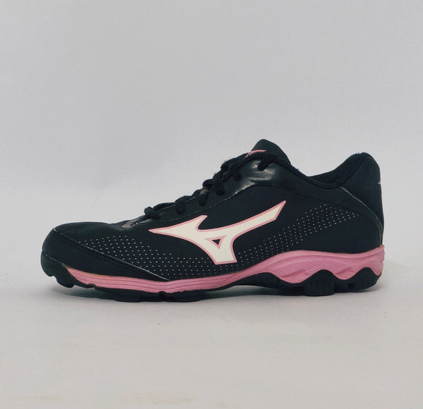 Mizuno Wave Lynx field hockey shoe in black with a pink logo and pink studded turf sole.
