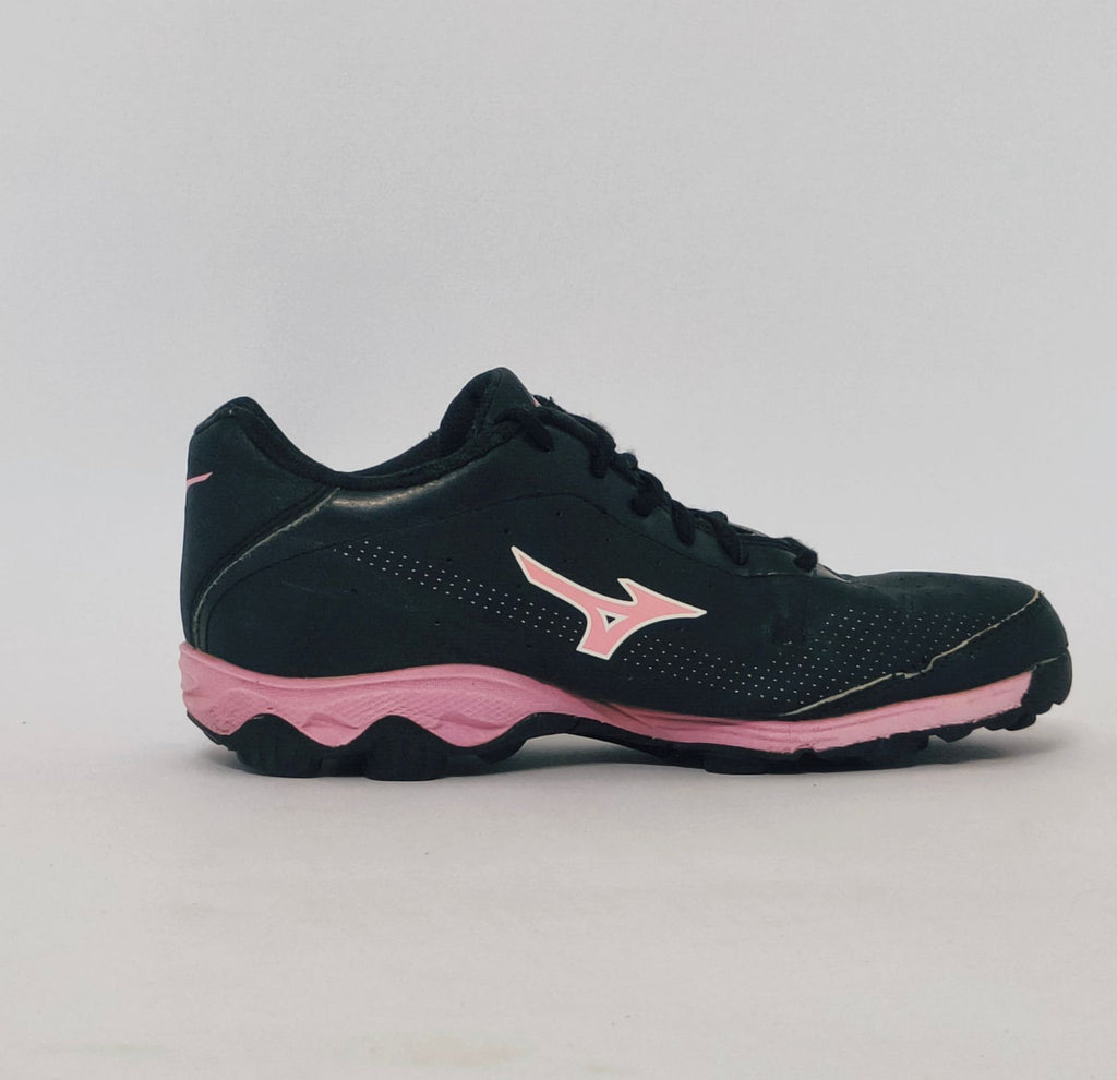 Mizuno Wave Lynx field hockey shoe in black with a pink logo and pink studded turf sole.