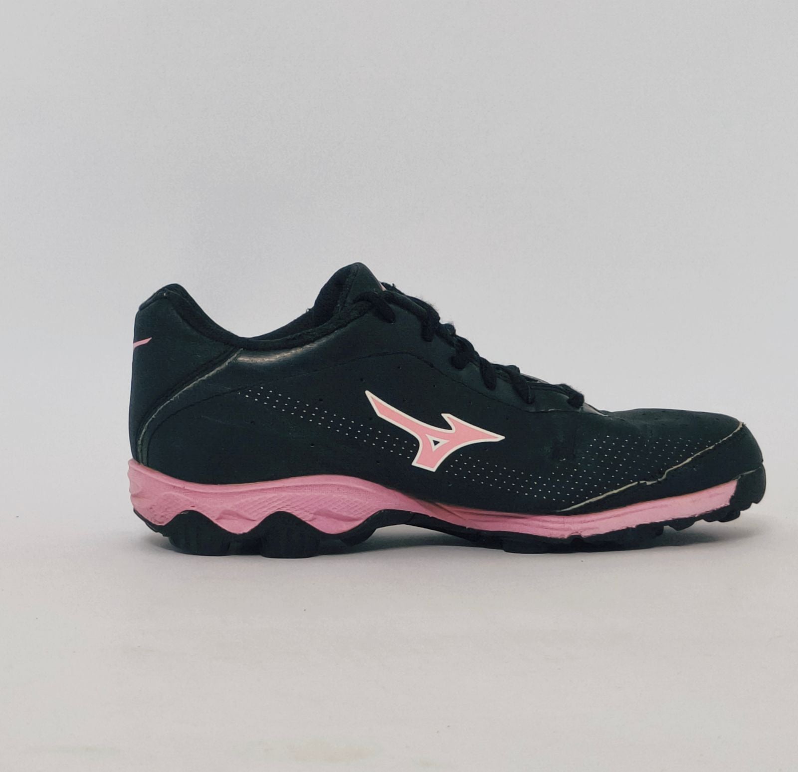 Mizuno Wave Lynx field hockey shoe in black with a pink logo and pink studded turf sole.