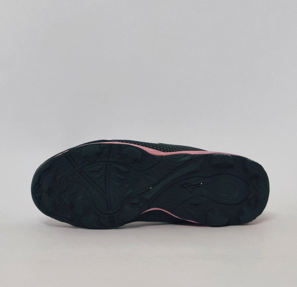 Mizuno Wave Lynx field hockey shoe in black with a pink logo and pink studded turf sole.