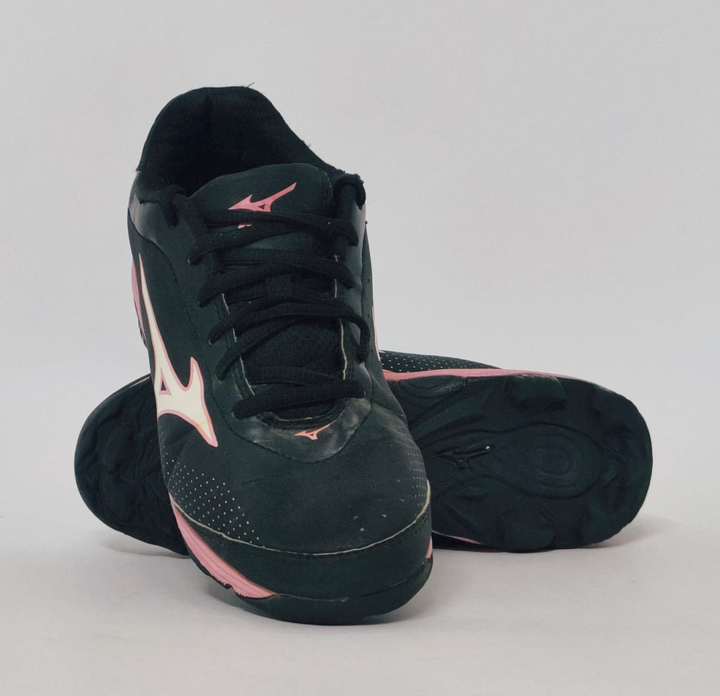 Mizuno Wave Lynx field hockey shoe in black with a pink logo and pink studded turf sole.