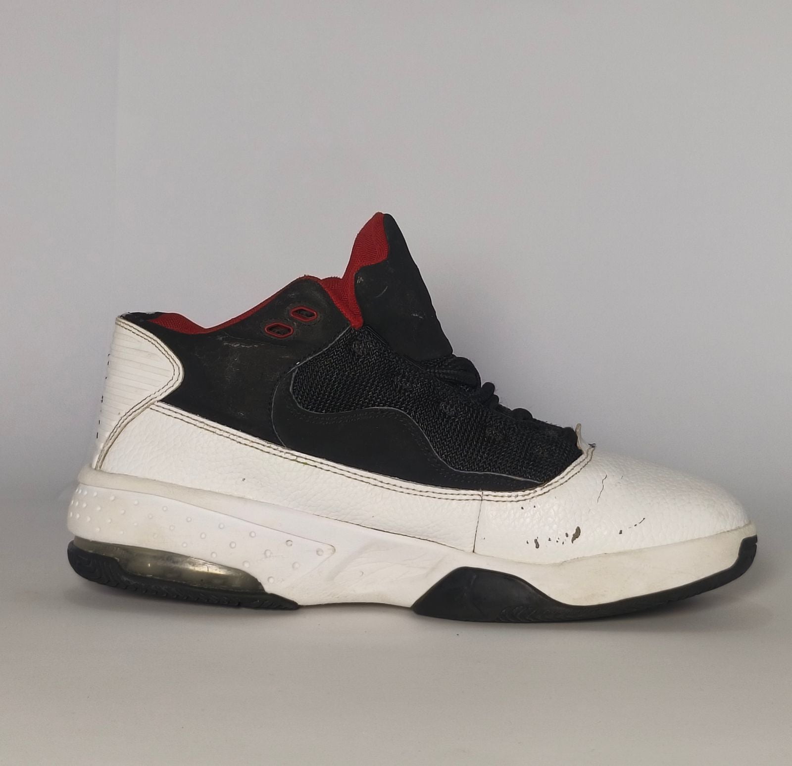 Air Jordan Max Aura 2 Black White Red Sneakers US 6.5 EUR 39