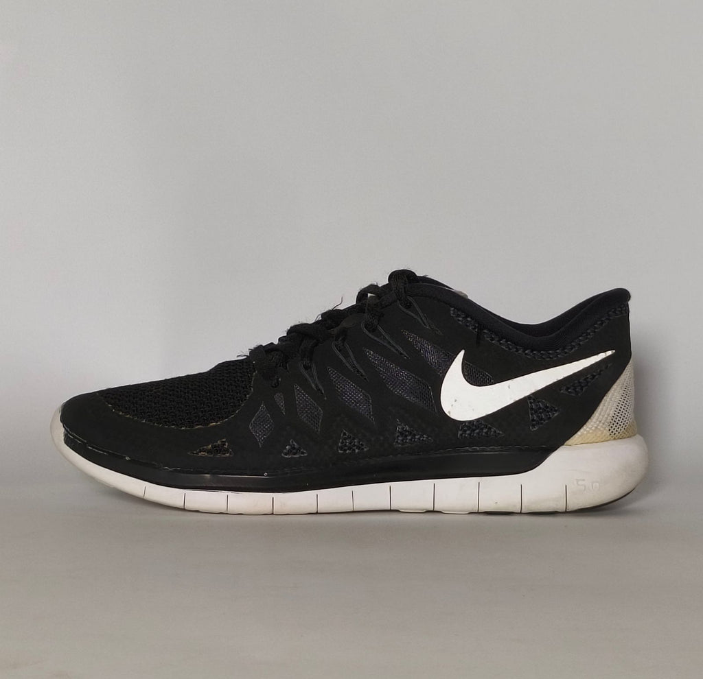 womens-nike-free-5-0-black-white-sneakers-side