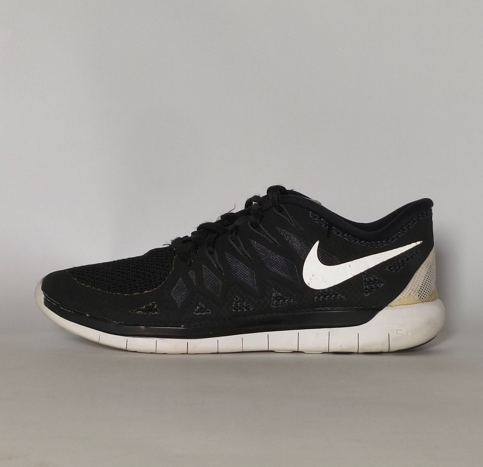 womens-nike-free-5-0-black-white-sneakers-side