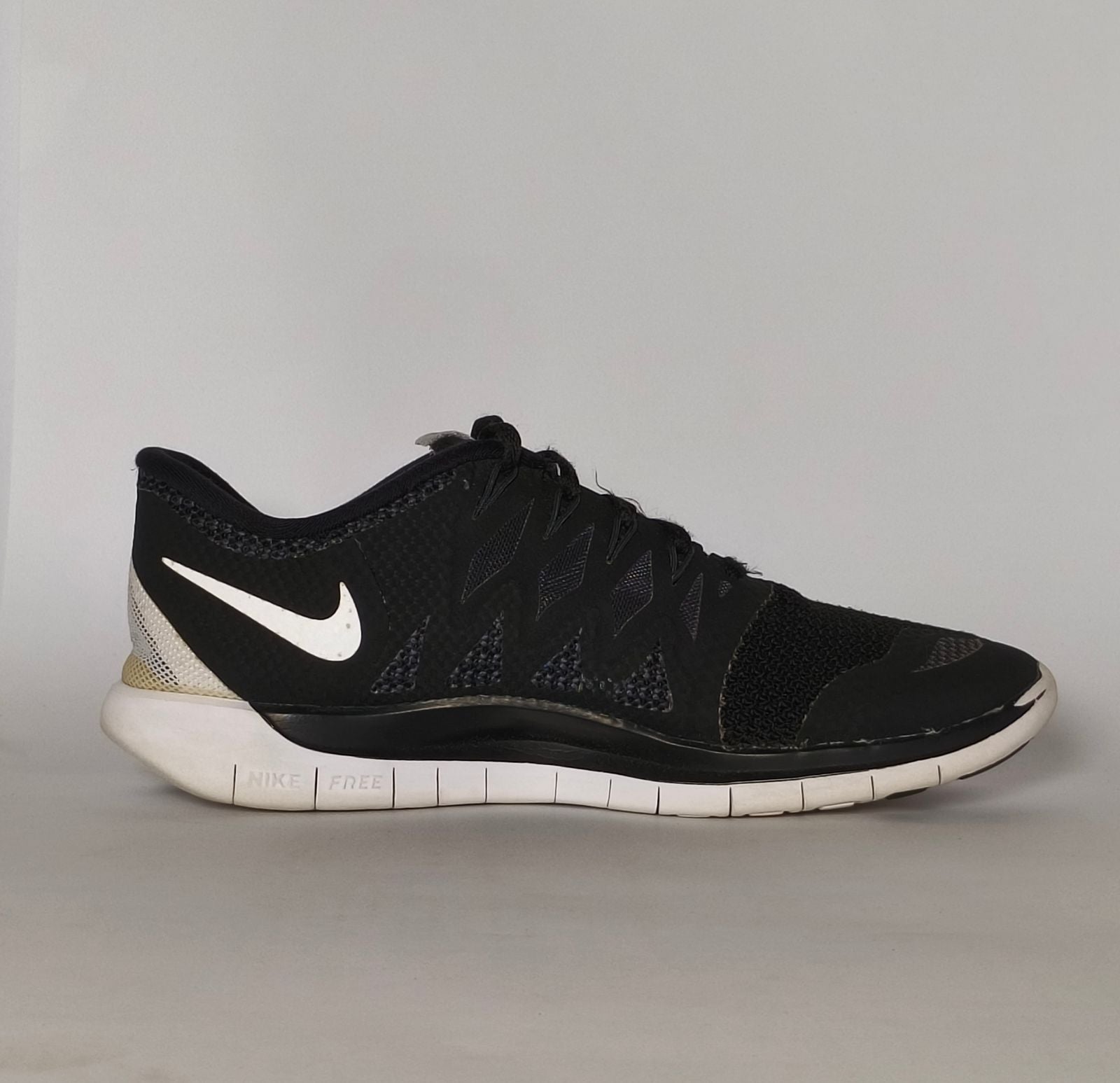 womens-nike-free-5-0-black-white-sneakers-side