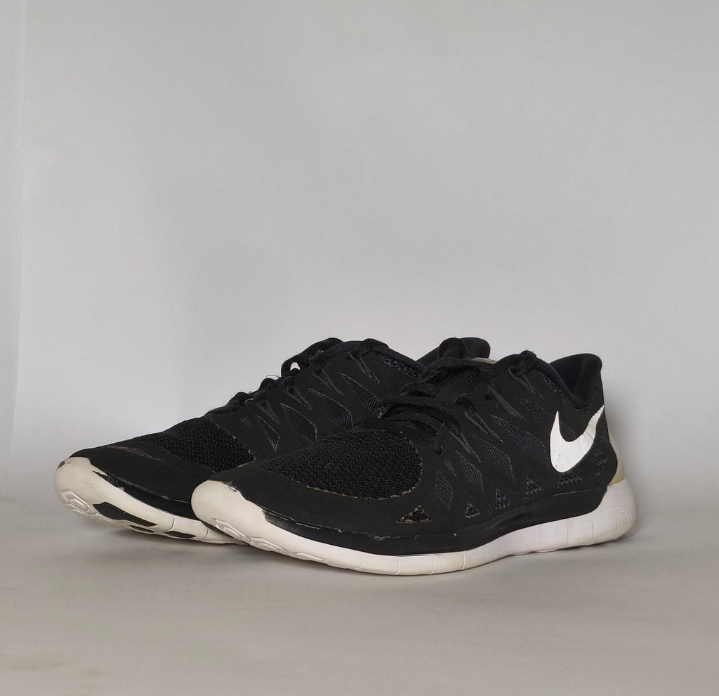 womens-nike-free-5-0-black-white-sneakers-side
