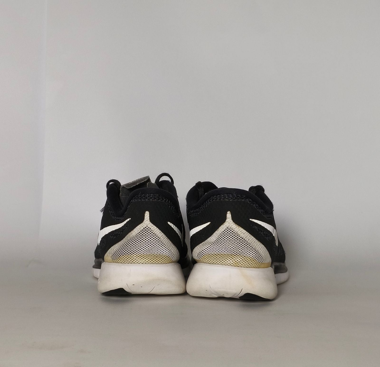 womens-nike-free-5-0-black-white-sneakers-side