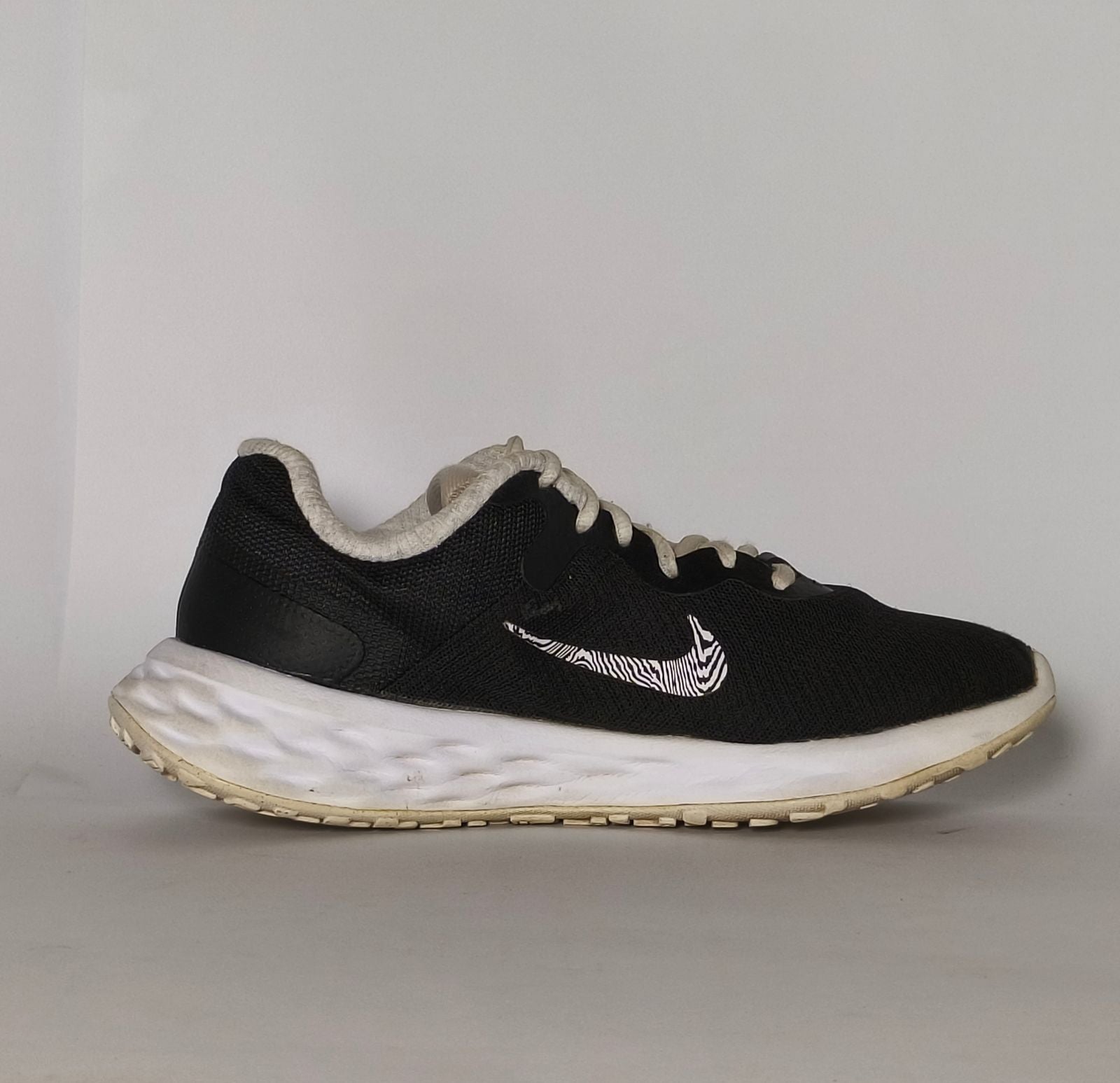 womens-black-running-sneakers-zebra-swoosh-size-7.jpg