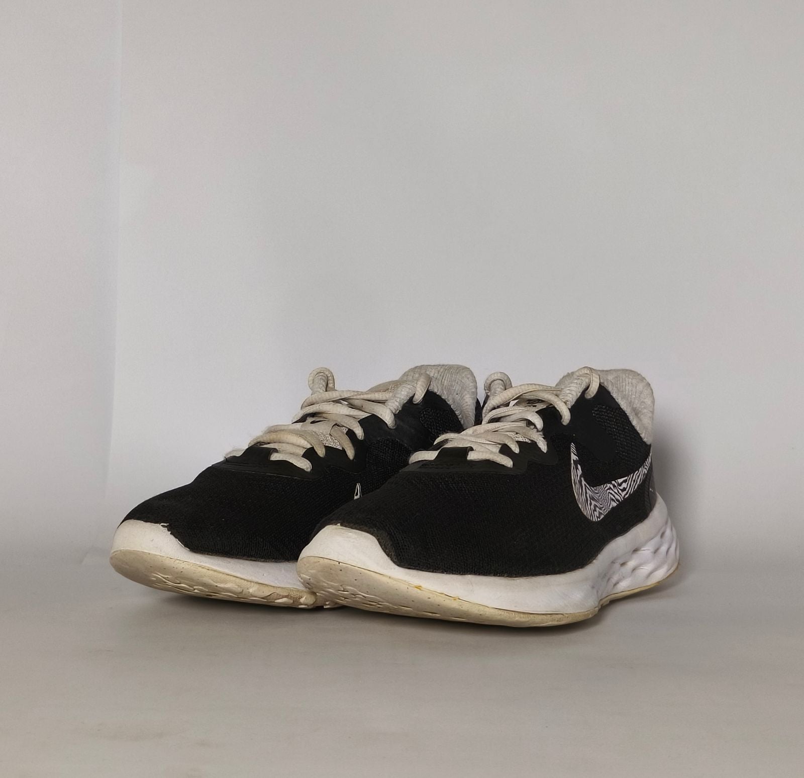 womens-black-running-sneakers-zebra-swoosh-size-7.jpg