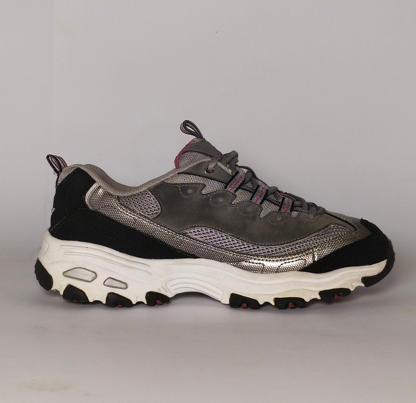 Nike Air Max Black and White Sneakers Side View US 9 EUR 40.5