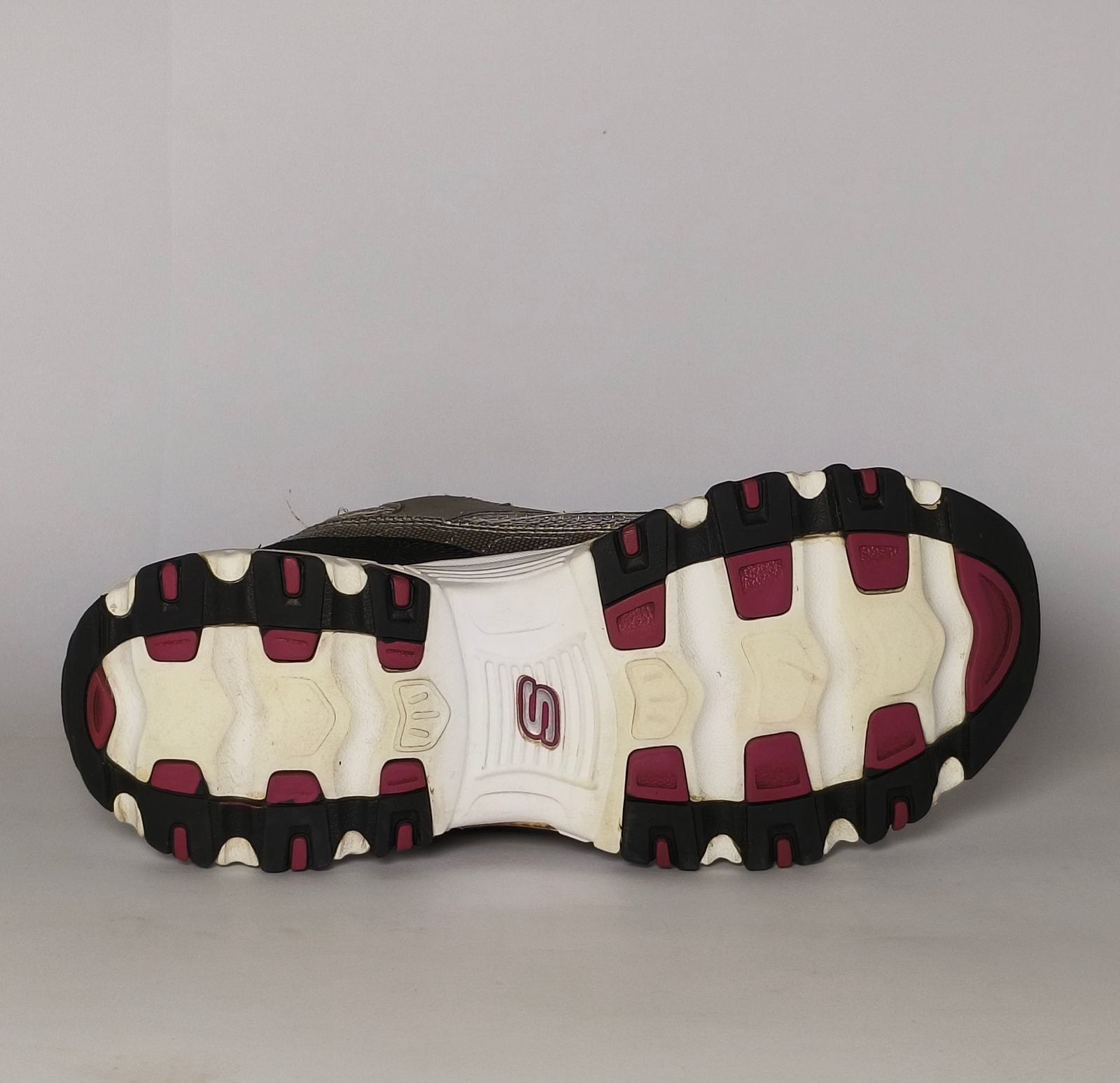 Nike Air Max Black and White Sneakers Side View US 9 EUR 40.5