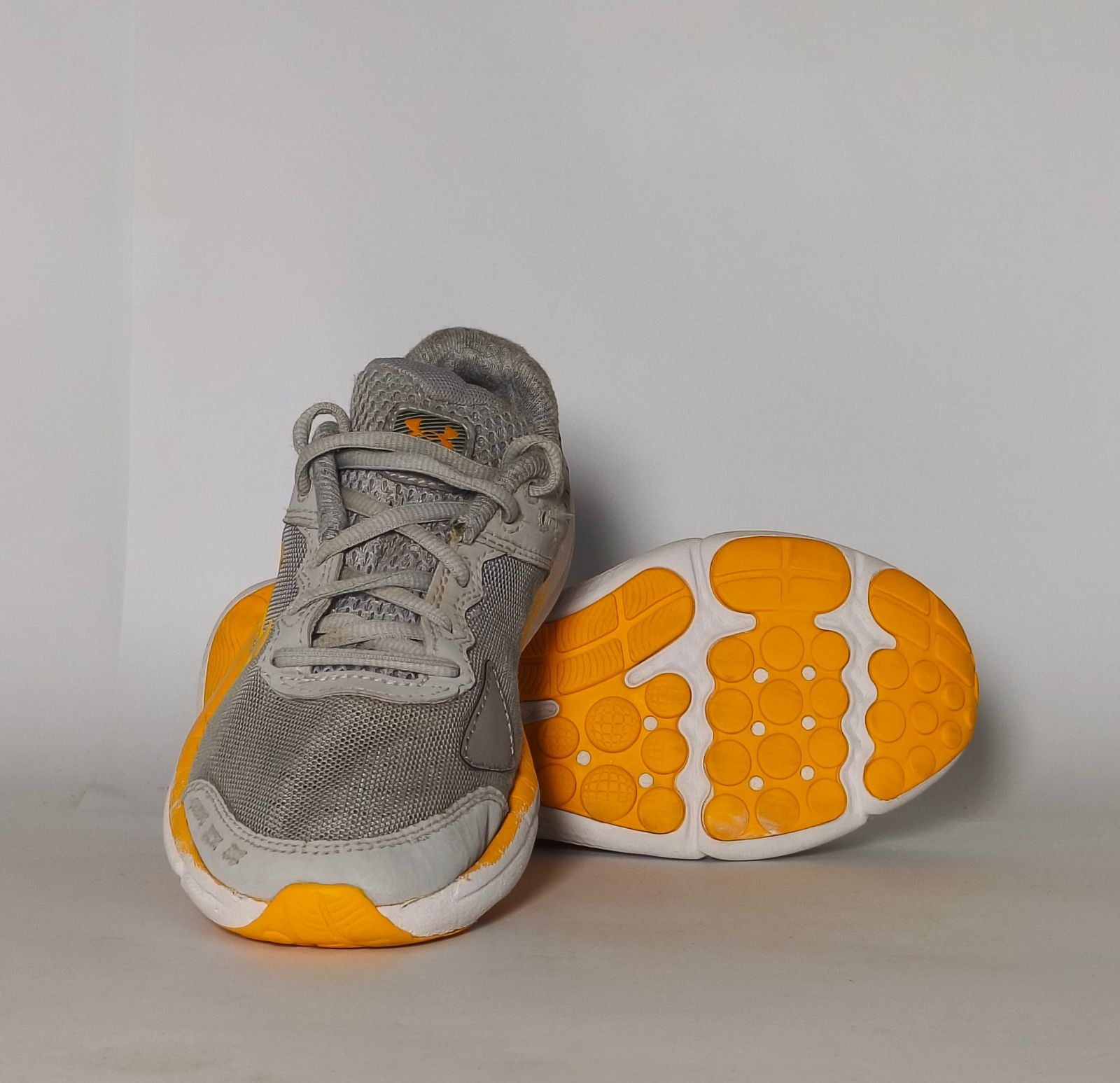 Under-Armour-Charged-Assert-Grey-Yellow-Unisex-US4-Joggers