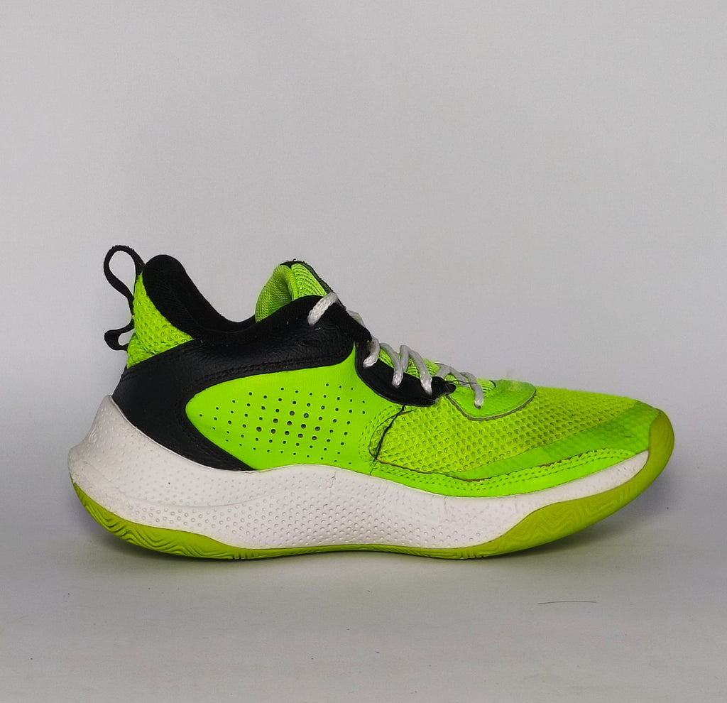 neon green Under Armour Curry Flow 10 basketball shoe featuring a black Warp upper and a white and green Flow midsole.