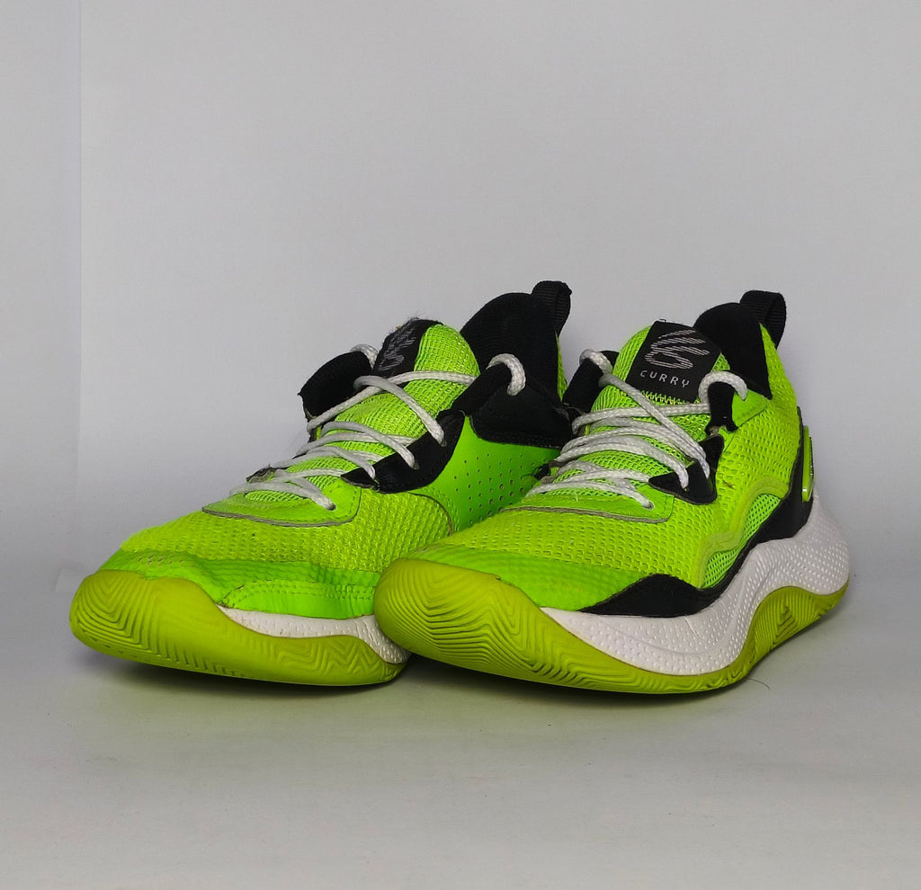 neon green Under Armour Curry Flow 10 basketball shoe featuring a black Warp upper and a white and green Flow midsole.