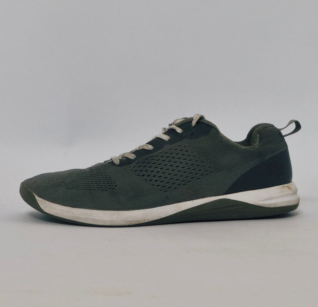 Black athletic sneakers with breathable knit upper and lightweight cushioned sole in used condition size US 7.5